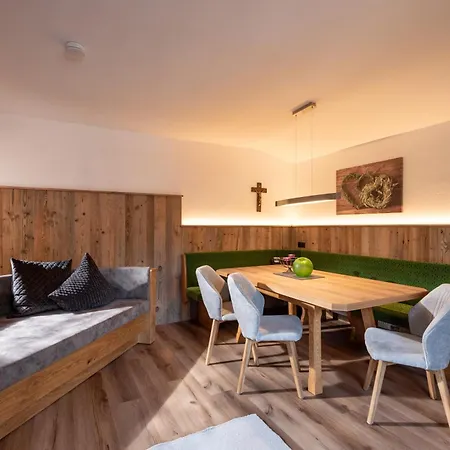 Andrea Hauser - Riedltischler Apartamento